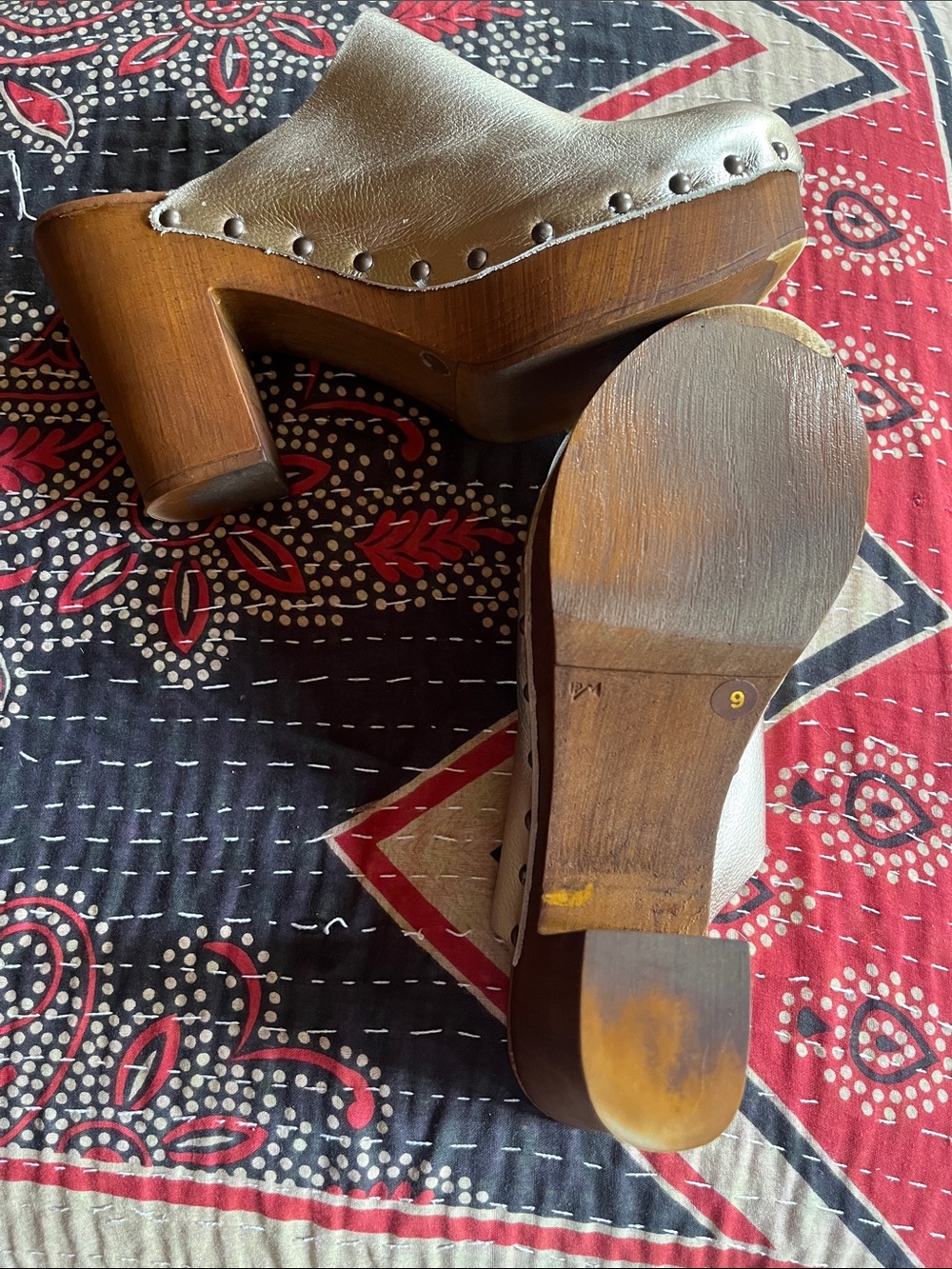 Gold Clogs - Picture 4 of 5